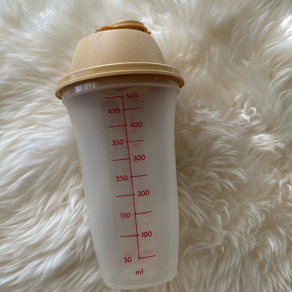 Vintage Tupperware 16 ounce shaker